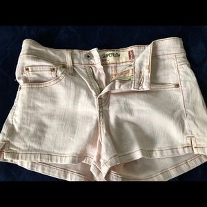 Women’s Levi super low shorts. Light pink color.